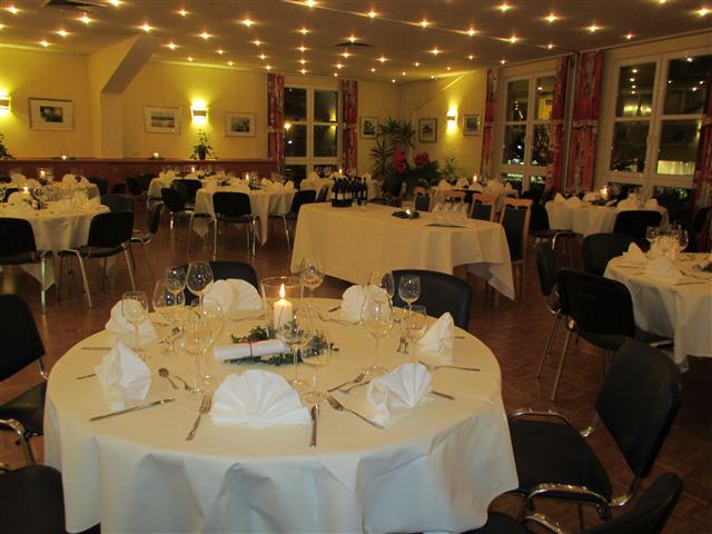 Festsaal mit Fensterfront und Vorhängen