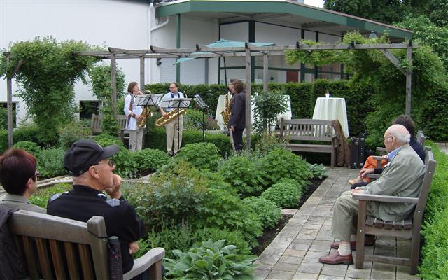 Konzert im Rosengarten mit Publikum