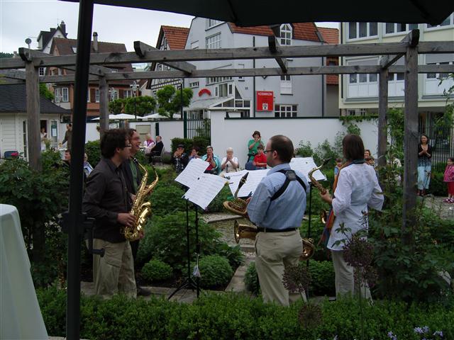 Saxophon-Band im Rosengarten